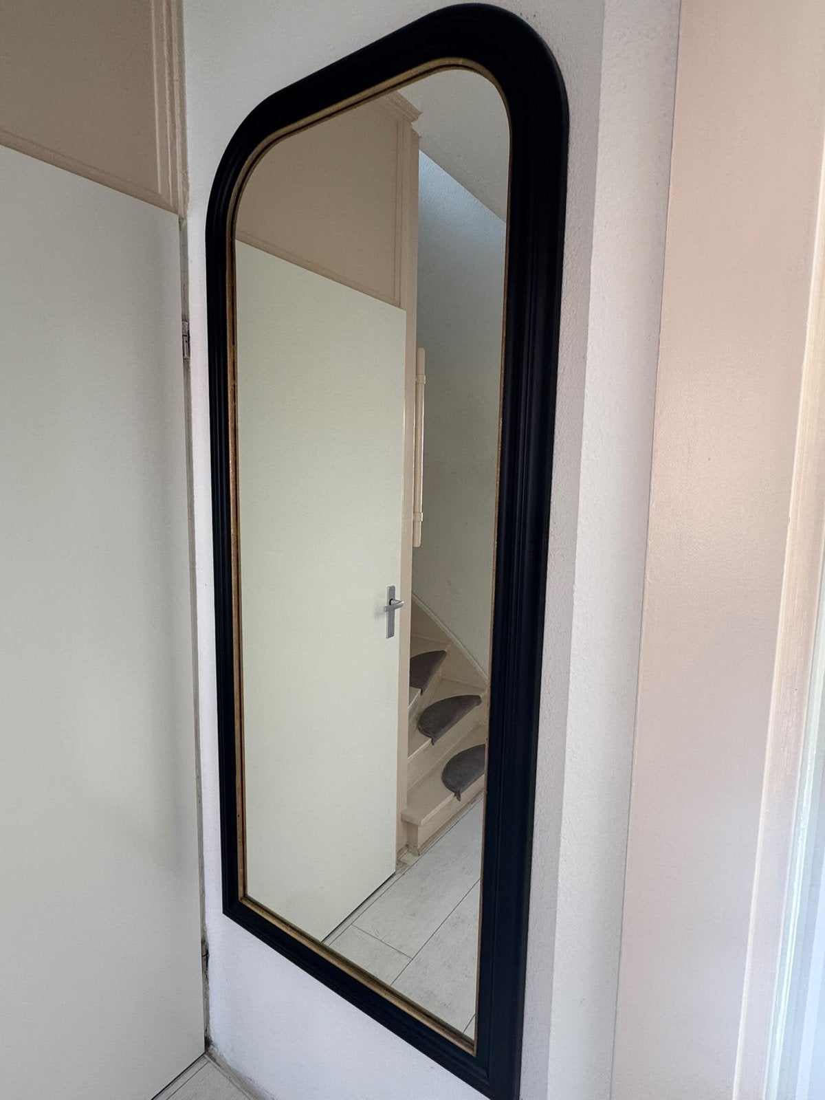 Grote zwarte spiegel met gouden rand, Huis en Inrichting, Ophalen of Verzenden, Zo goed als nieuw, Overige vormen, 150 tot 200 cm