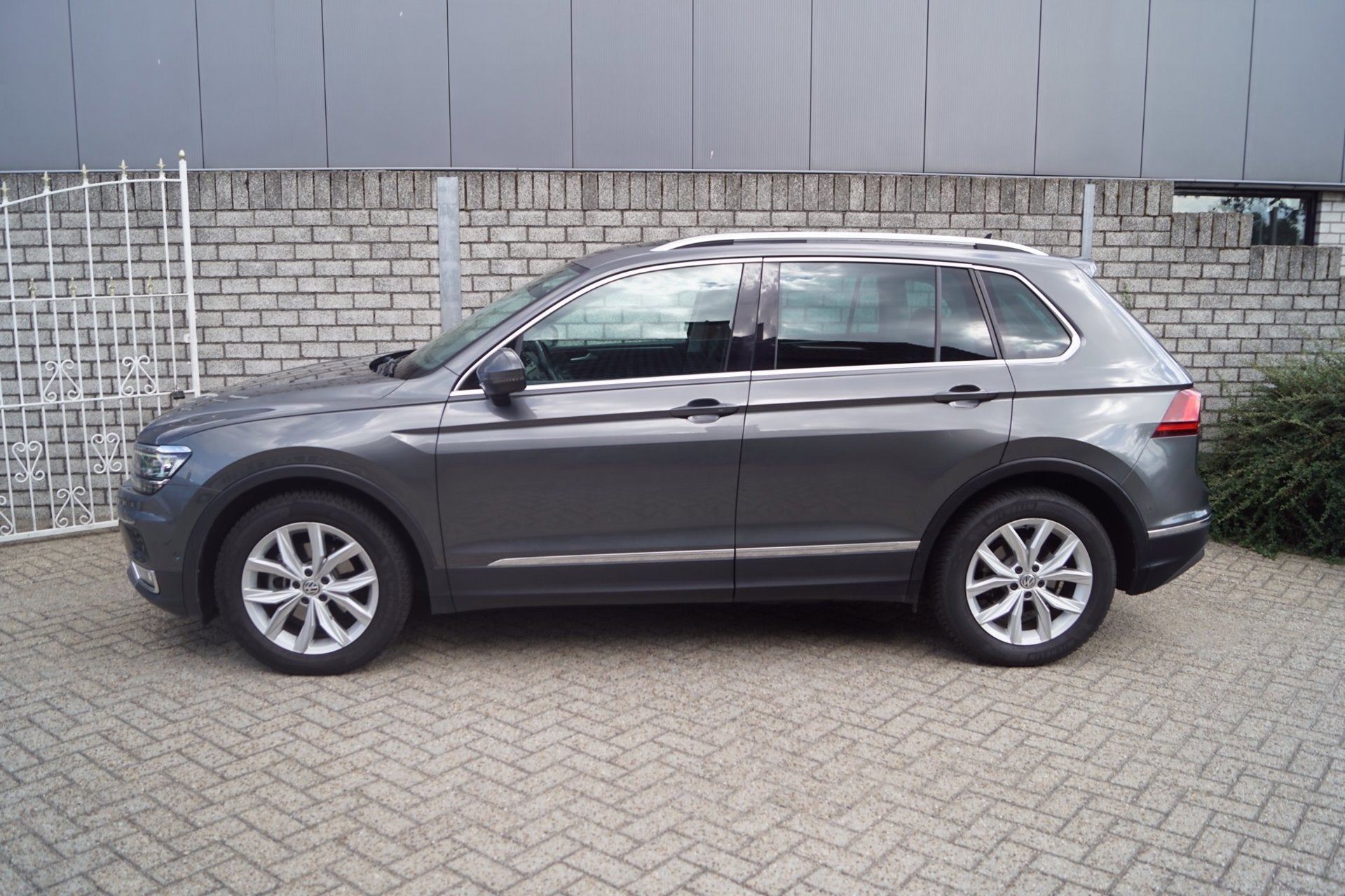 Volkswagen Tiguan 1.5 TSI ACT Highline Autom Panodak Alcanta, Dealer onderhouden, 15 km/l, 4 cilinders, 150 pk