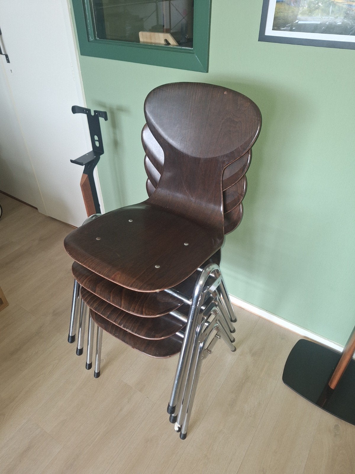 Set van 4 vintage stoelen - hout en chroom, Huis en Inrichting, Stoelen, Ophalen, Modern, Stapelbaar, Gebruikt, Bruin