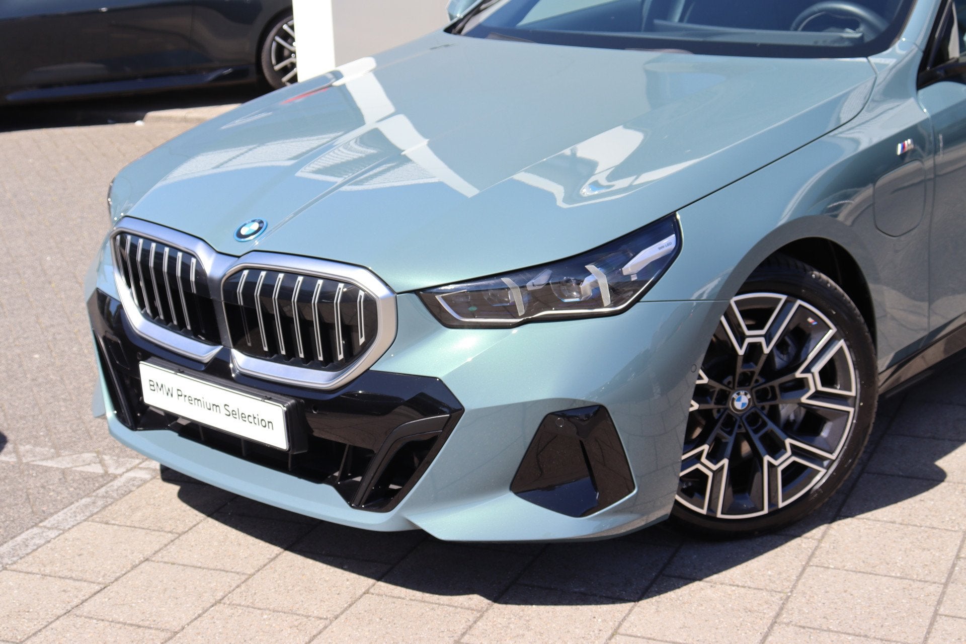 BMW 5 Serie 550e xDrive M Sport Automaat / Panoramadak / Ach, Auto's, Dealer onderhouden, Gebruikt, 489 pk, Vierwielaandrijving