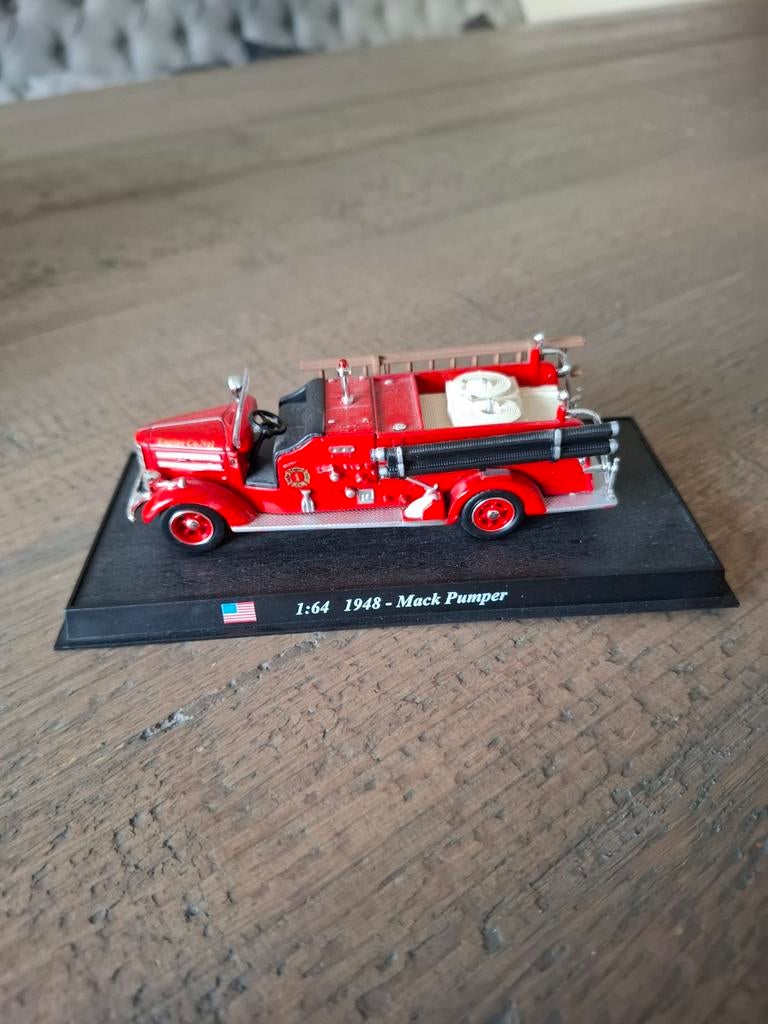 Schaalmodel brandweerauto Mack Pumper 1948 – 1:64, Overige merken, Auto, Groter dan 1:32, Ophalen of Verzenden