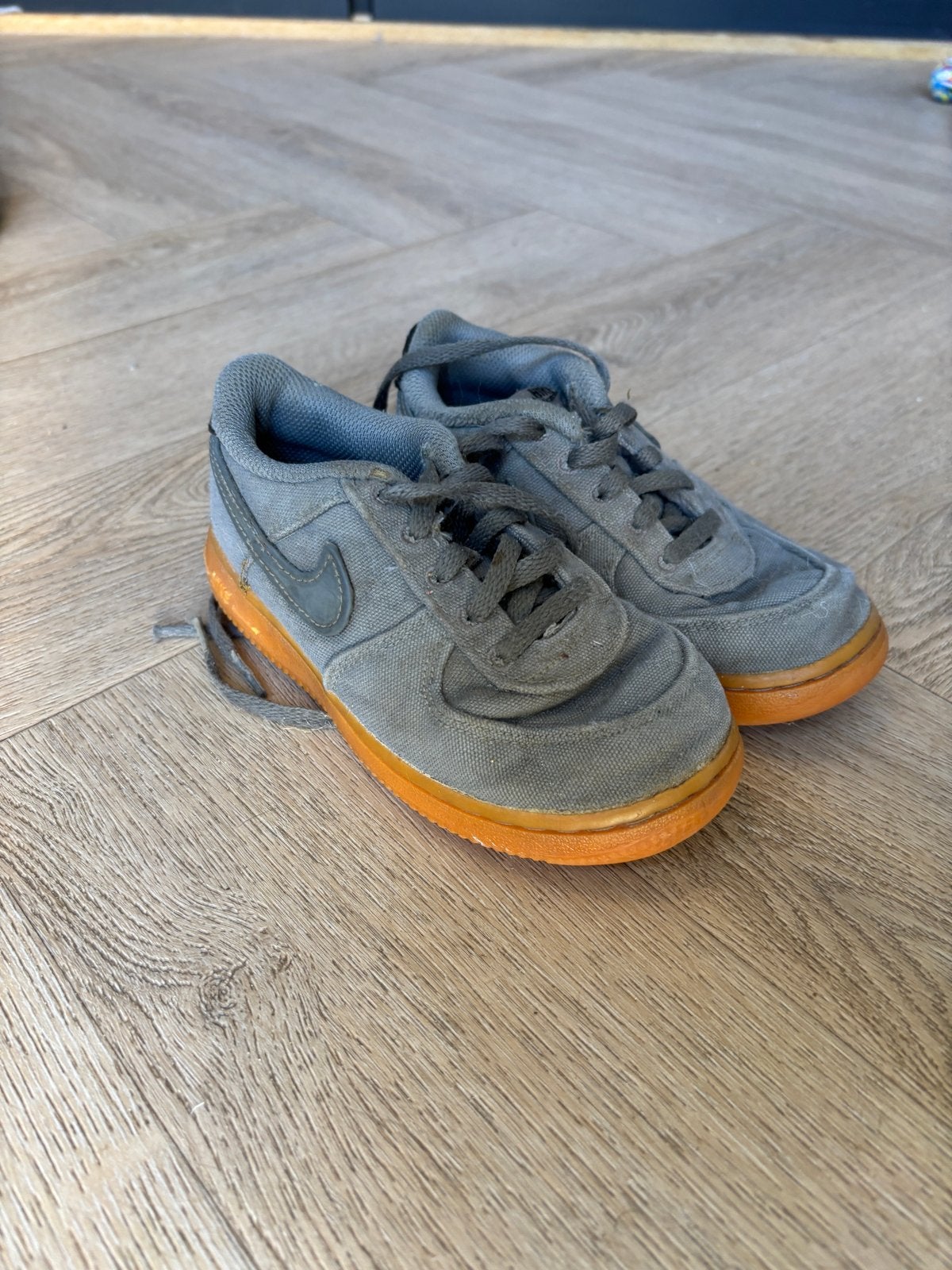 Nike schoentjes maat 27 - grijs/oranje, Ophalen of Verzenden, Gebruikt, Jongen of Meisje, Schoenen