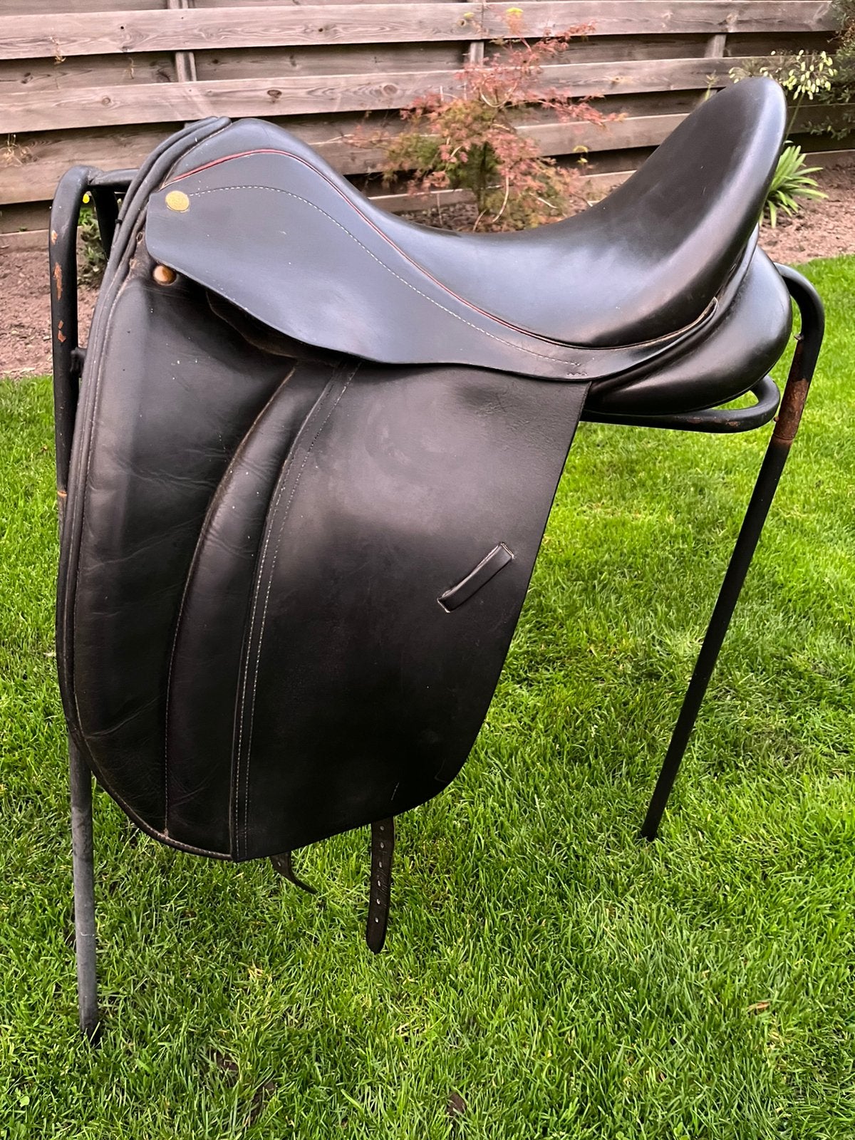 Frisian wear xl boom 17,5 inch, tekna 17,5 inch medium boom, Dieren en Toebehoren, Paarden en Pony's | Zadels, L (17.5 inch), Extra wijd
