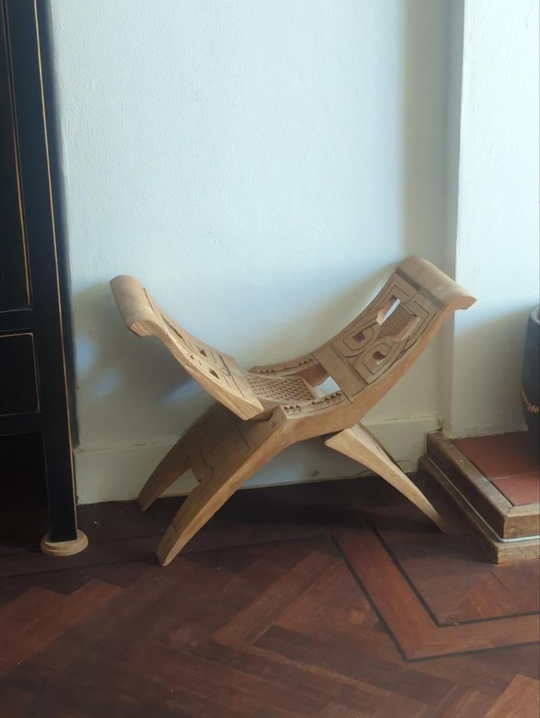 Decoratieve houten kruk met snijwerk, Ophalen