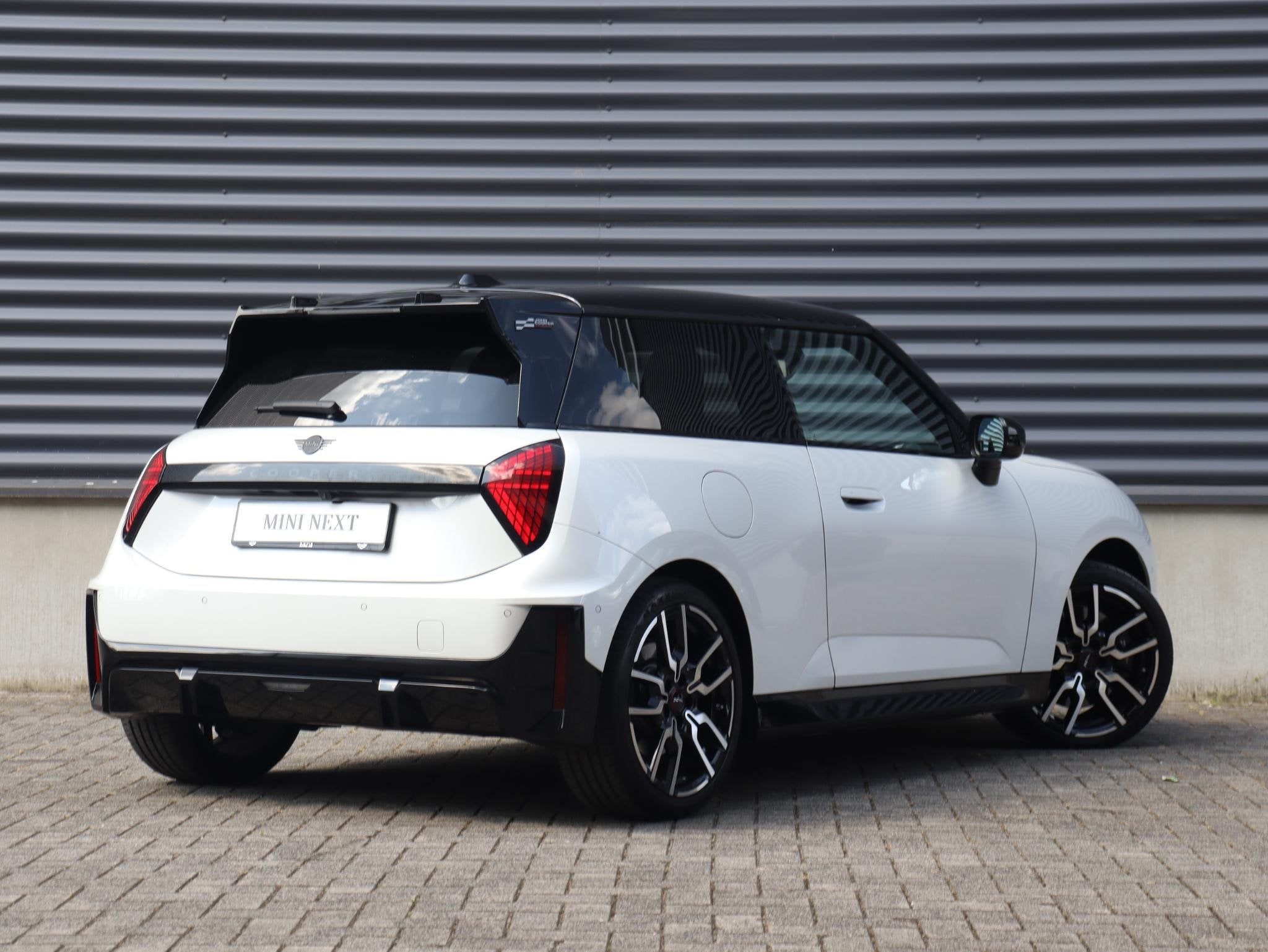 MINI 3-Deurs Cooper E | John Cooper Works + Pakket M + Panod, Auto's, Gebruikt, 41 kWh, Met garantie (alle), 4 stoelen