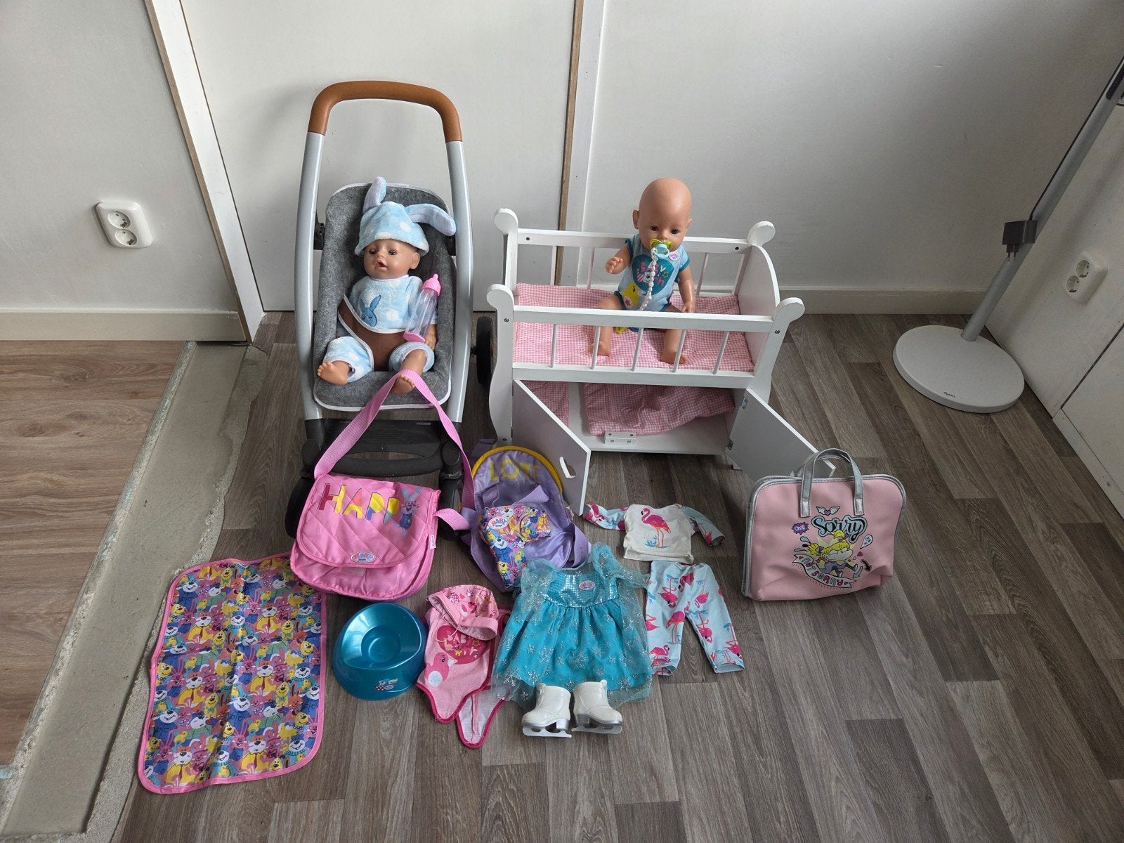 Grote Baby Born set: poppen, kinderwagen, bedje, kleding, Kinderen en Baby's, Ophalen, Zo goed als nieuw