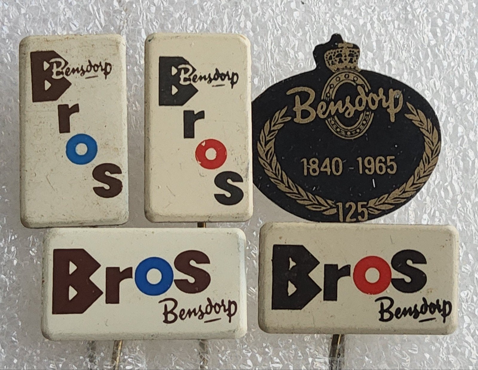 5 Bensdorp Bros Speldjes - Vintage Chocolade Reclame, Ophalen of Verzenden, Gebruikt, Overige onderwerpen, Speldje of Pin