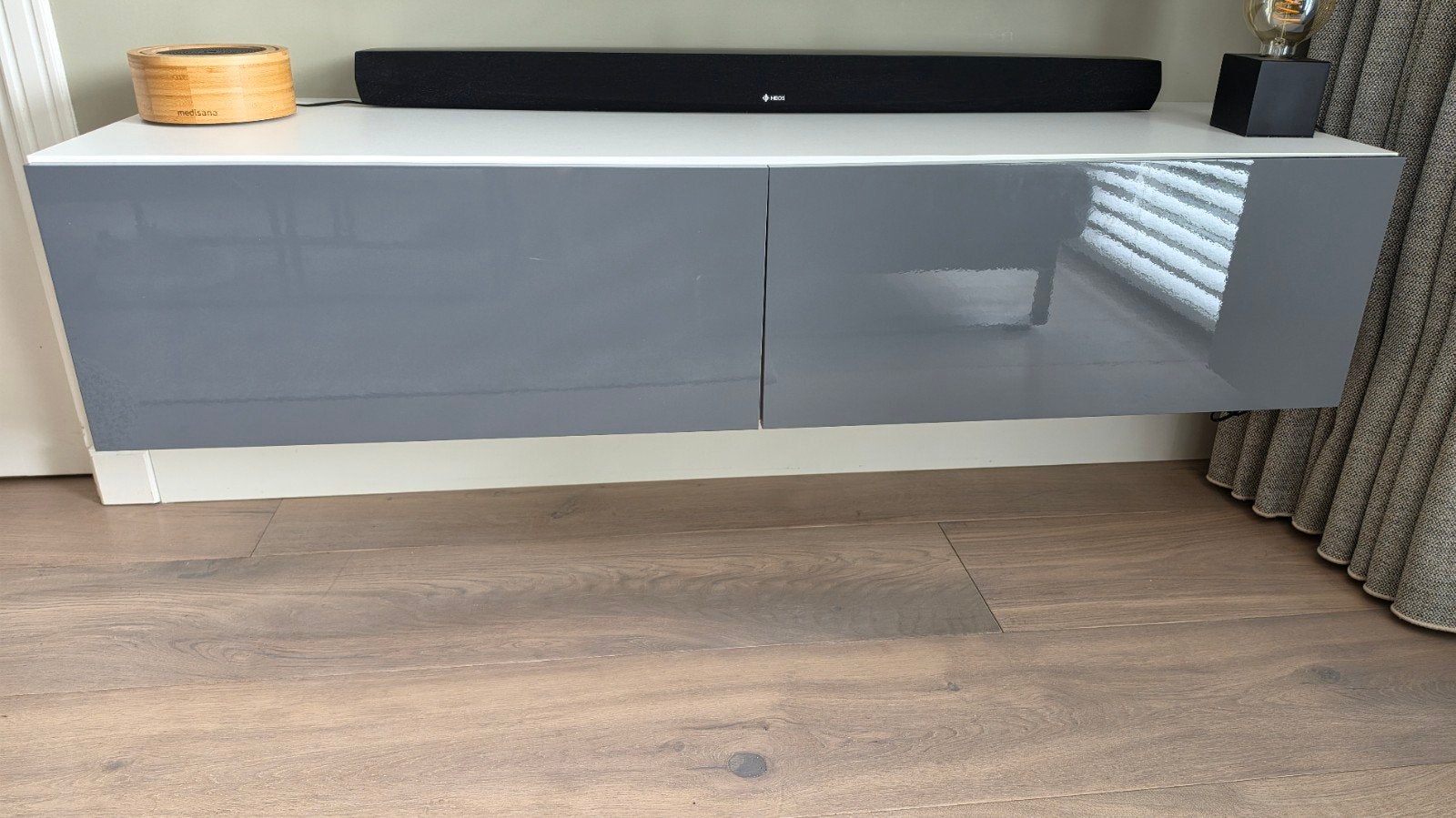 Zwevend TV-meubel met glanzende grijze fronten, Huis en Inrichting, Kasten | Televisiemeubels, Ophalen, Overige materialen, 100 tot 150 cm