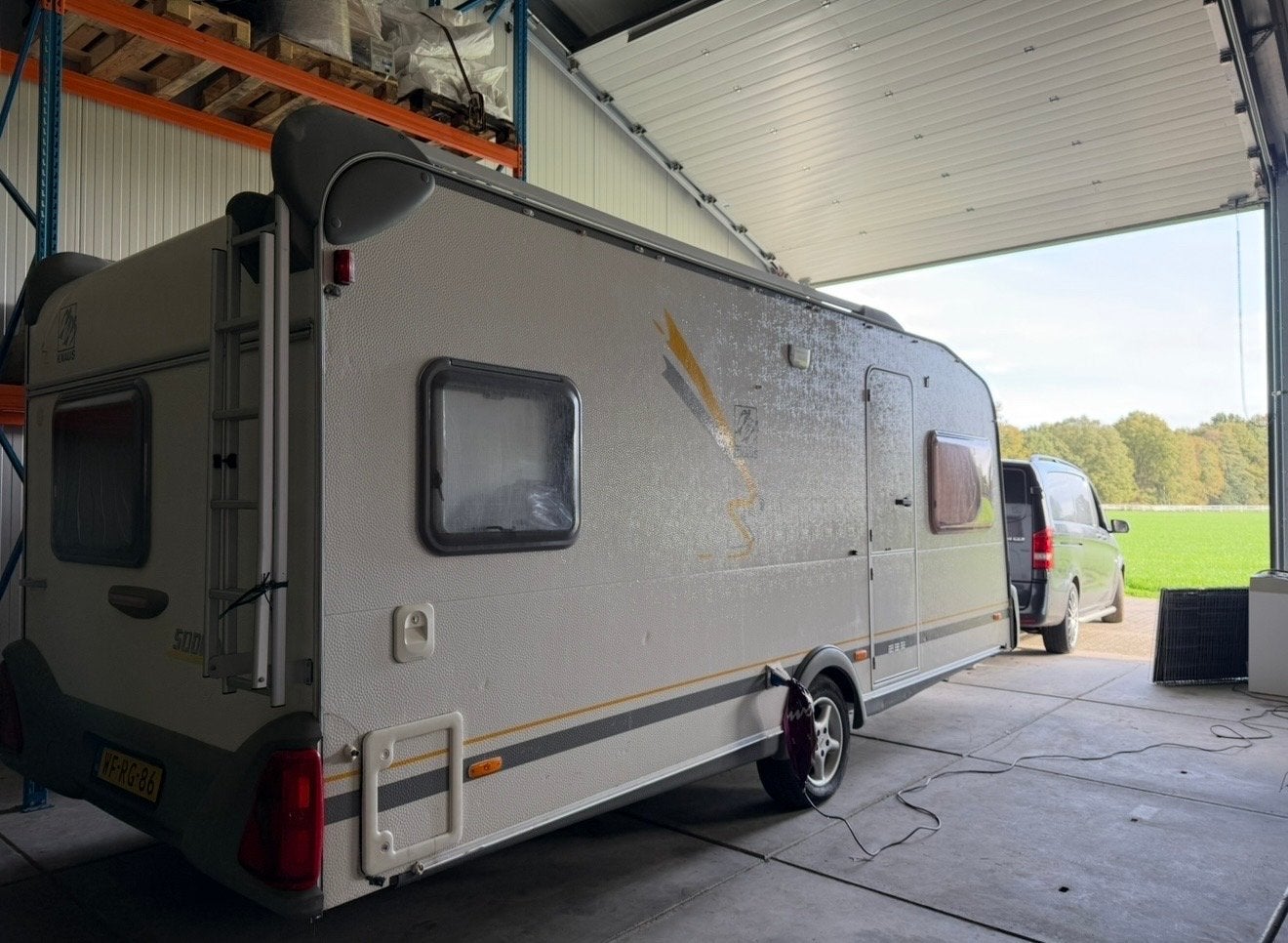 Knaus Südwind 550 TF uit 2002 - Complete caravan, Caravans en Kamperen, Vast bed, Rondzit, Kachel, Particulier