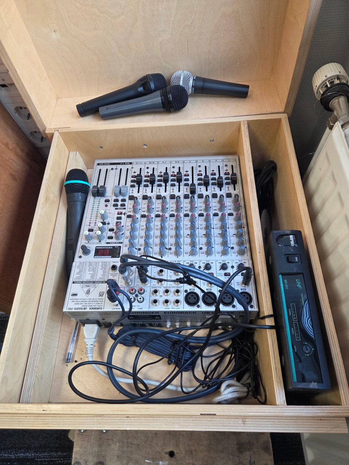 Behringer Mengpaneel, Microfoons en Eurolive Speakers, Ophalen, Gebruikt, 10 tot 20 kanalen, Microfooningang