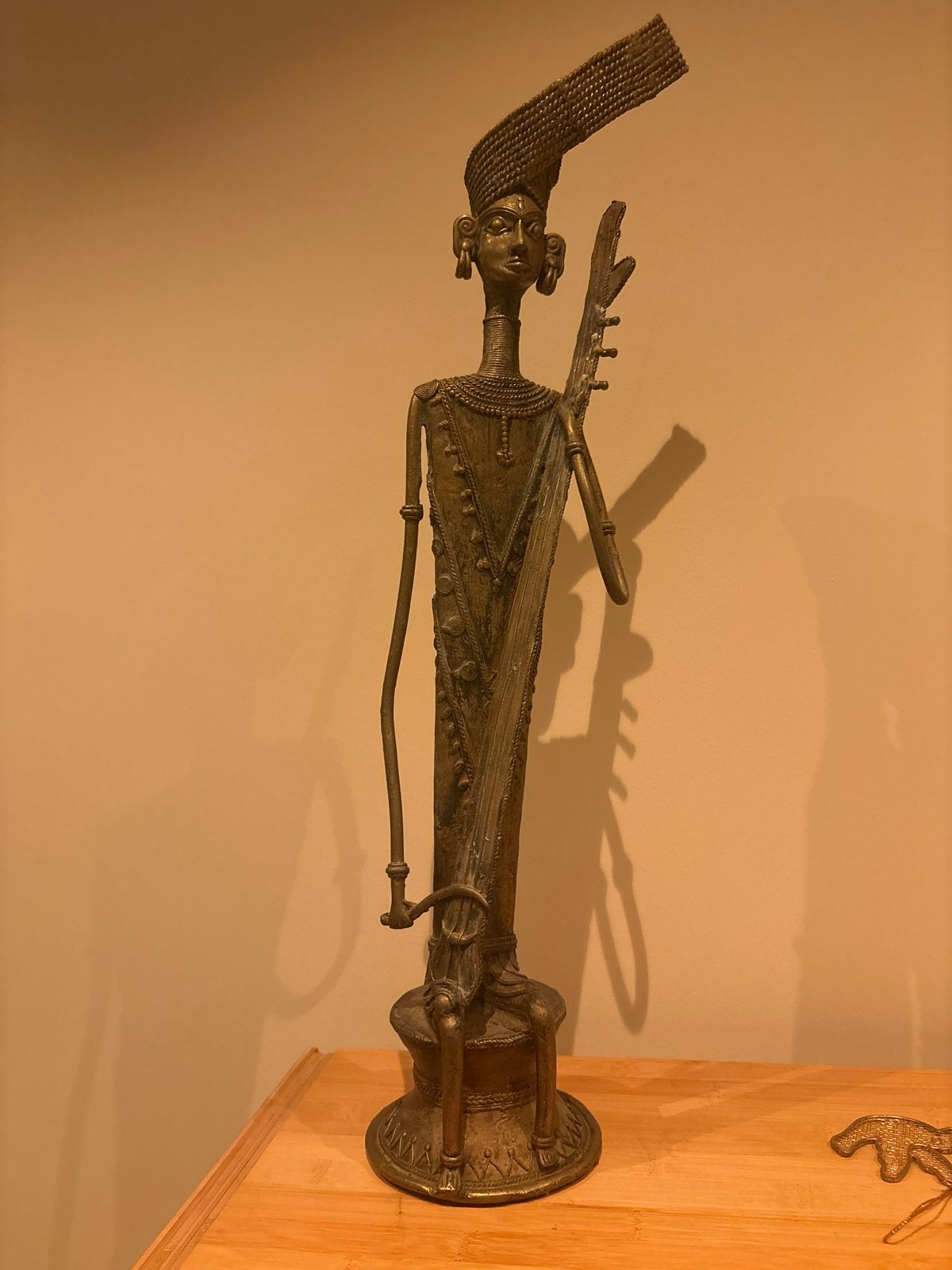 Bronzen beeld van muzikant uit niet-westerse kunst, Antiek en Kunst, Bruin, Handgemaakt, Overige herkomsten, 55 cm