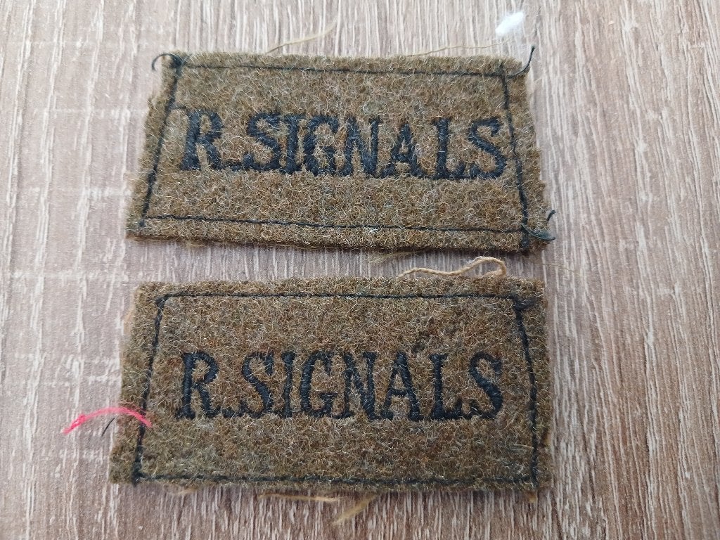 2 Royal Signals slip on schouderemblemen., Verzamelen, Ophalen of Verzenden, Landmacht, Engeland, Embleem of Badge