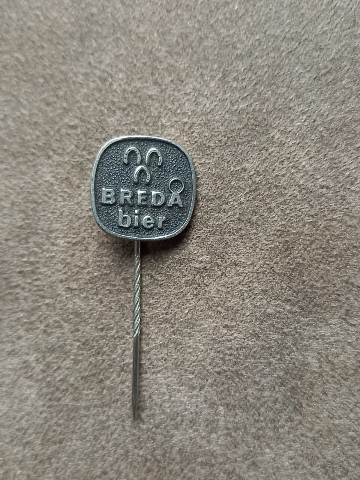Speldje Breda bier  (3 hoefijzers), Verzamelen, Ophalen of Verzenden, Gebruikt