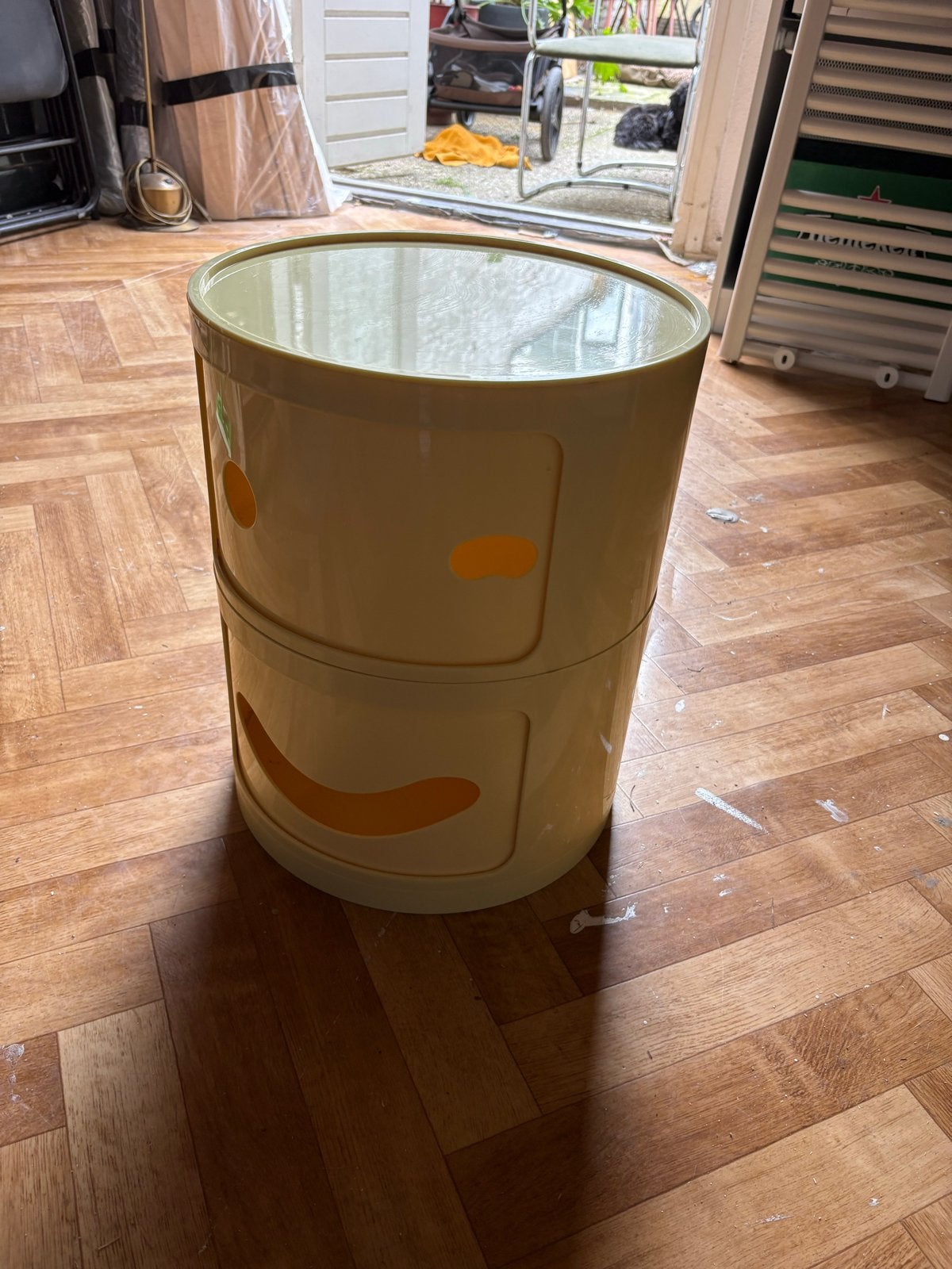 Leuke gele bijzettafel/opberger smiley design, Huis en Inrichting, Ophalen of Verzenden, Gebruikt