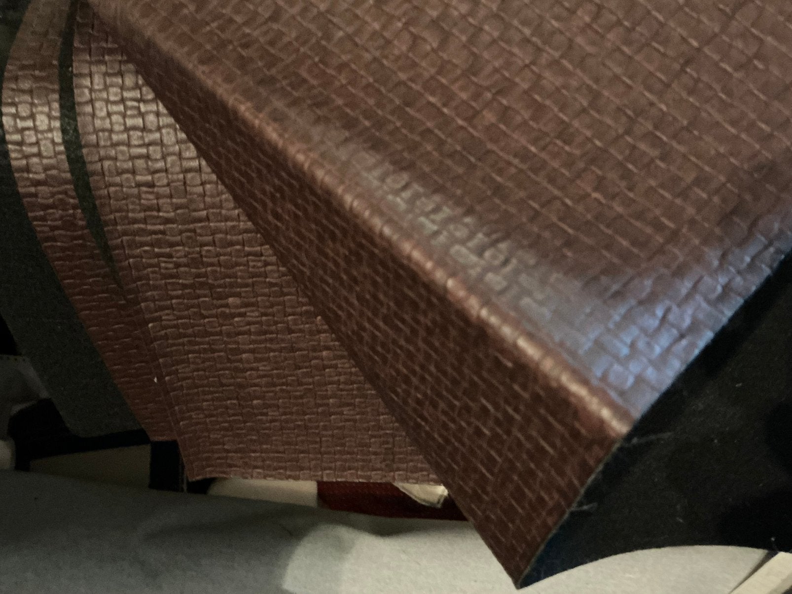 Meubelstof dik skai met reliëf lap is 1meter40 bij 1meter 40, Bruin, 120 cm of meer, Leer of Kunstleer, Nieuw