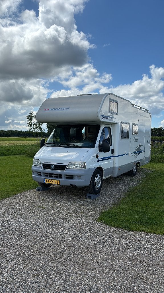 Adria Coral  660 SP  2.8 JTD  XXL garage  5/6 slaapplaatsen