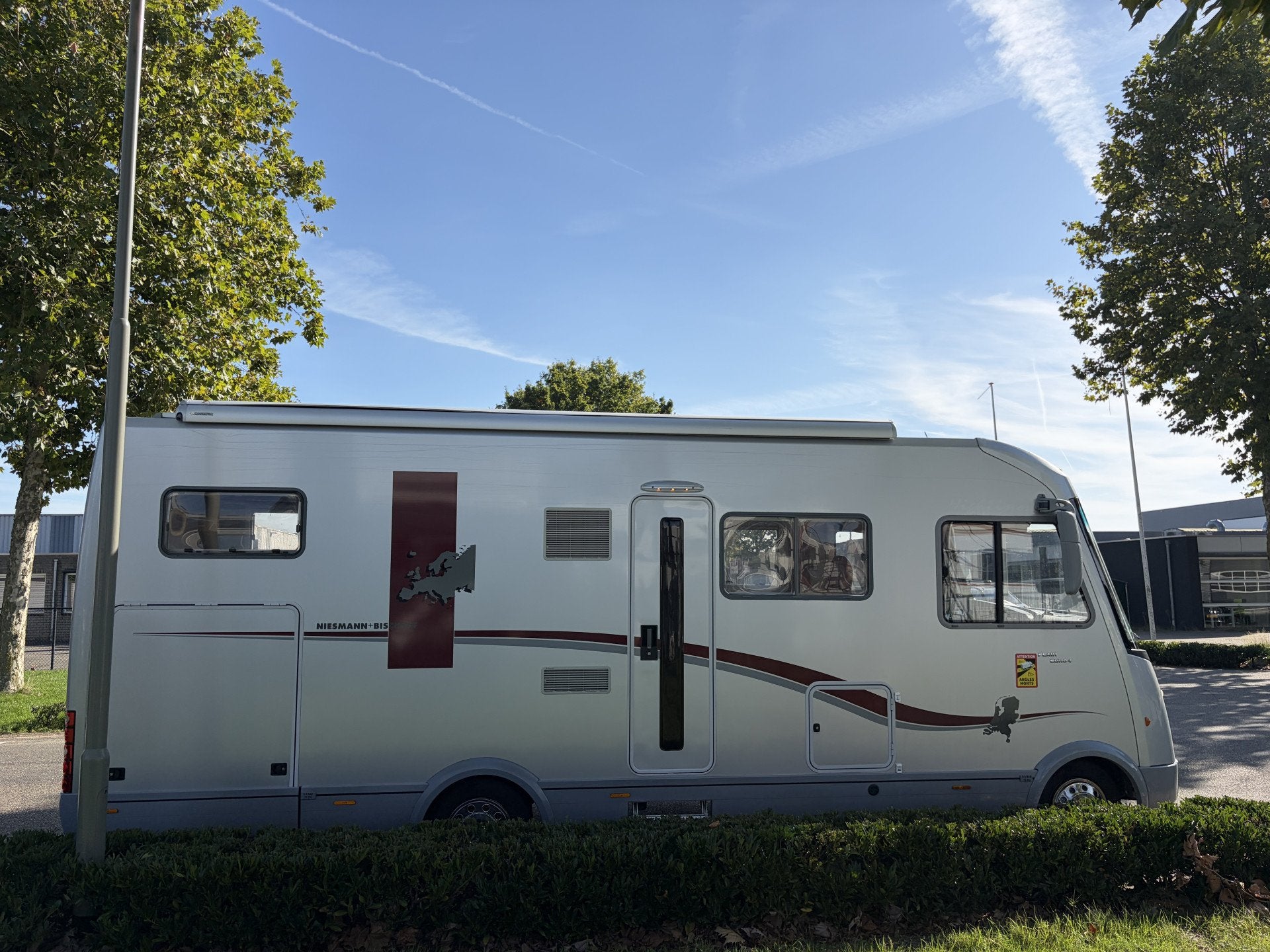 NIESMANN-BISCHOFF FLAIR 7100i 177pk Aut Barzit en hefbed zee, Niesmann+Bischoff, Galliersweg 39
5349AT  OSS, NL, Diesel, 8 tot 9 meter