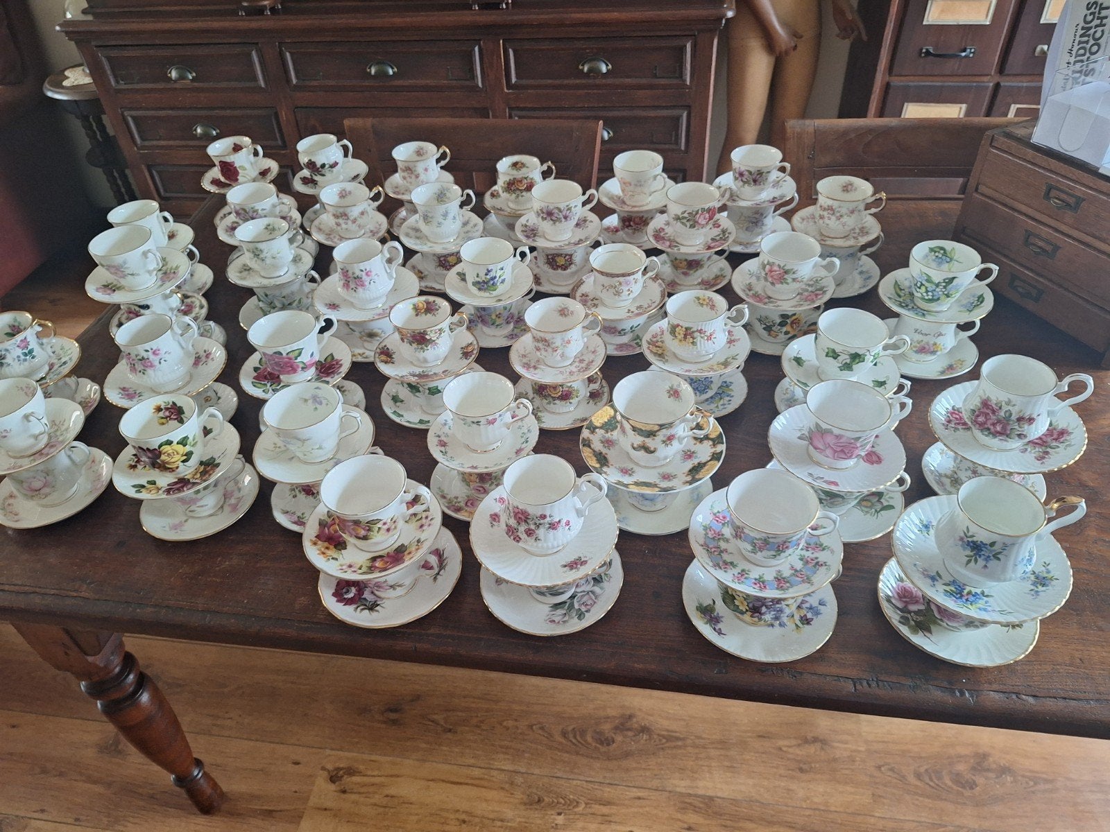 77 Engelse Porseleinen Kop en Schotels/Bloemdecor, Ophalen