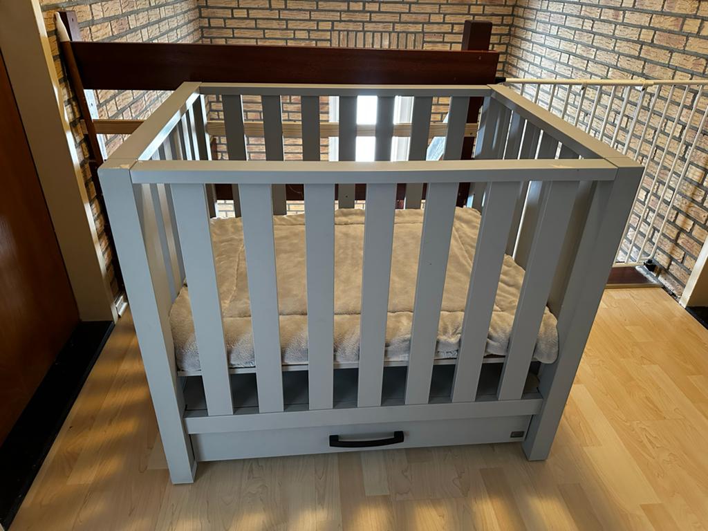 TWF Baby box lichtgrijs met lade en verstelbare hoogte, Kinderen en Baby's, Kinderkamer | Bedden, Ophalen, Gebruikt, Minder dan 140 cm