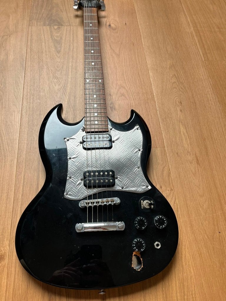Epiphone SG (G-400) — zwart, met een eigen pantserplaat, Muziek en Instrumenten, Ophalen, Gebruikt, Solid body, Epiphone
