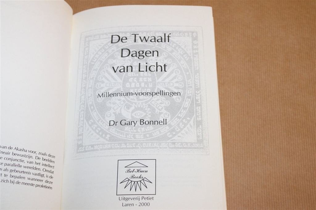 De Twaalf Dagen van Licht — Millennium Voorspellingen 2000, Boeken, Esoterie en Spiritualiteit, Ophalen of Verzenden, Zo goed als nieuw