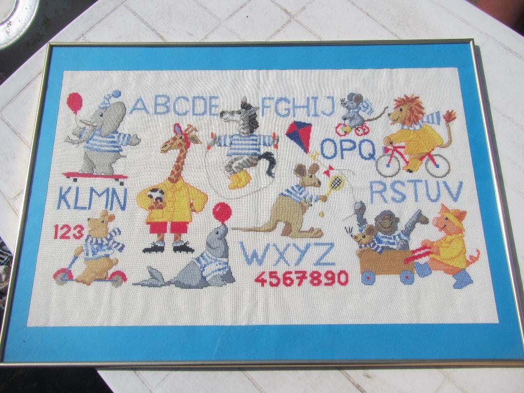 Borduurwerk dieren, letters en cijfers cm in lijst 70x50, Verzenden, Zo goed als nieuw, Handborduren, Patroon