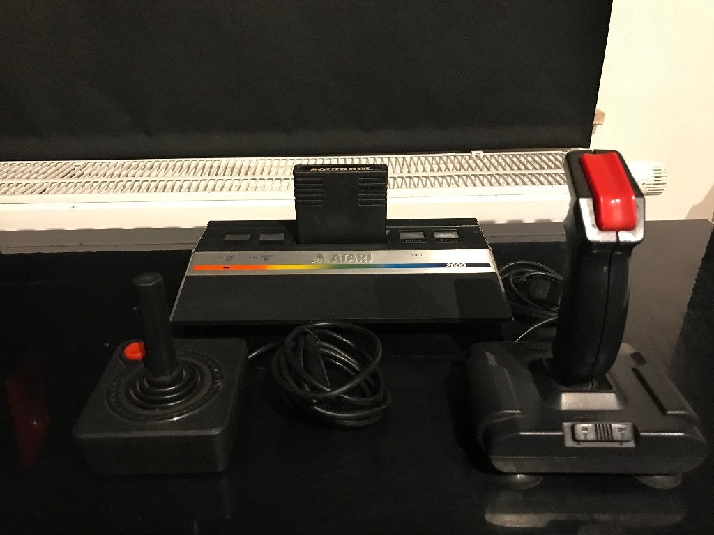 Atari 2600 met Squirrel game en 2 controllers, Spelcomputers en Games, Met 2 controllers, Ophalen of Verzenden, Atari 2600, Gebruikt