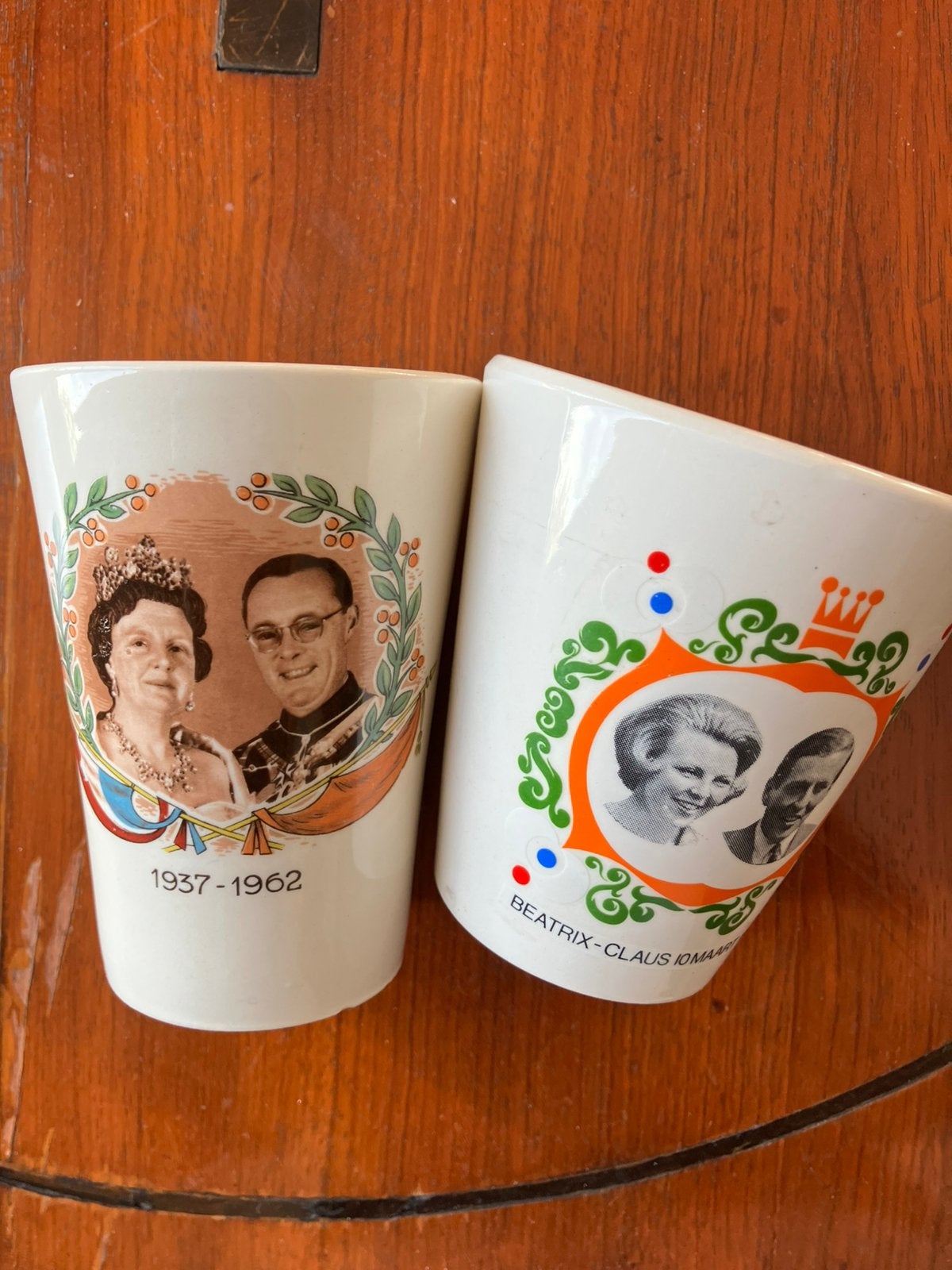 Twee bekers Koninklijk Huis  Nederland, Verzamelen, Ophalen of Verzenden, Zo goed als nieuw, Servies