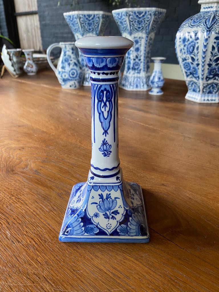 Delfts Blauwe Kandelaar - Handgeschilderd, uniek, Antiek en Kunst, Antiek | Kandelaars, Ophalen, Keramiek of Aardewerk