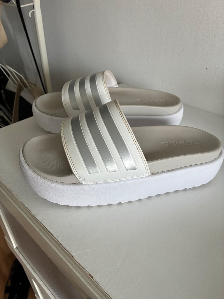 Adidas badslippers bold wit zilver maat 39, Slippers, Wit, Ophalen of Verzenden, Zo goed als nieuw