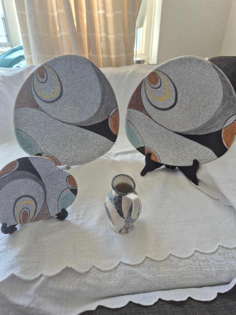 Een set van drie decoratieve wandborden en een klein vaasje., Ophalen, Overige materialen, Geglazuurd, Schaal