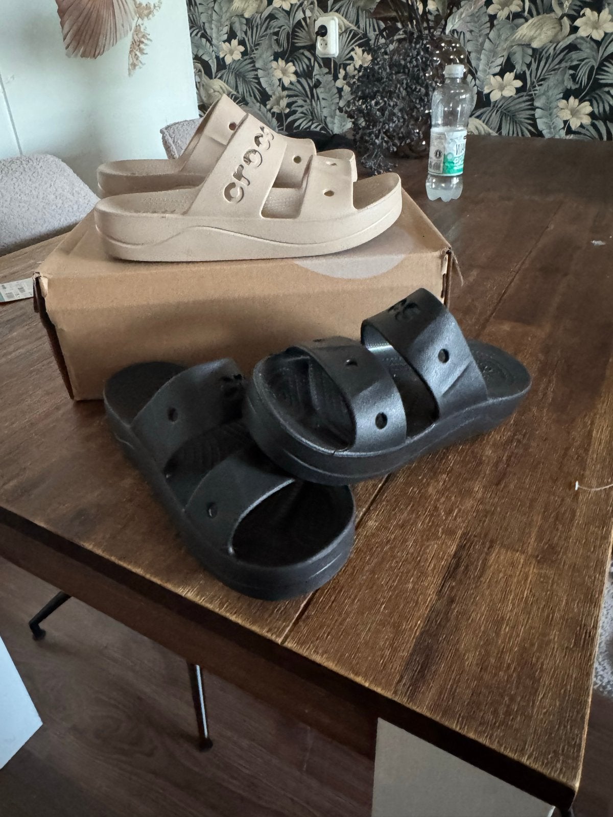Crocs Classic Crocs Sandal - Zwart & Beige (W8), Ophalen of Verzenden, Zo goed als nieuw, Zwart, Slippers