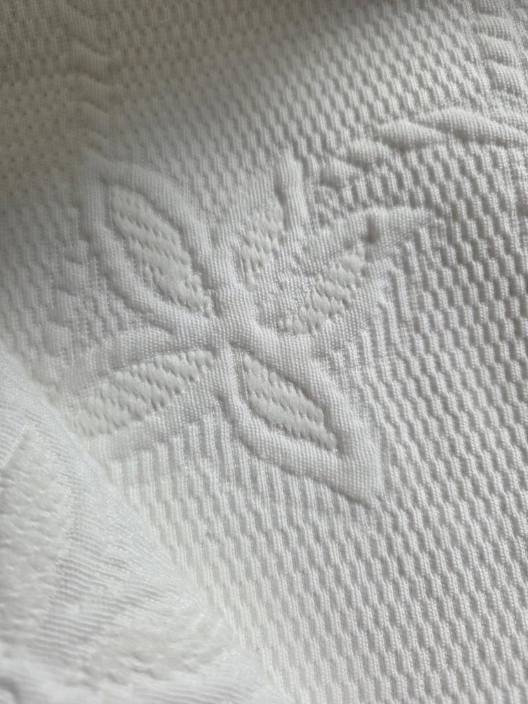 Wit tweepersoons sprei van 2,50/2 m breed met bloemenpatroon, Wit, Ophalen of Verzenden, Deken of Dekbed, Nieuw