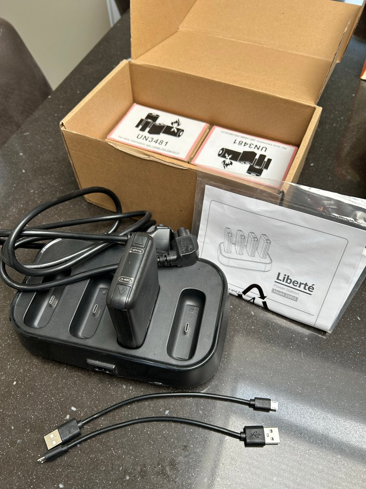 Powerbank oplader met 4 universele aansluiting, Ophalen of Verzenden, Nieuw