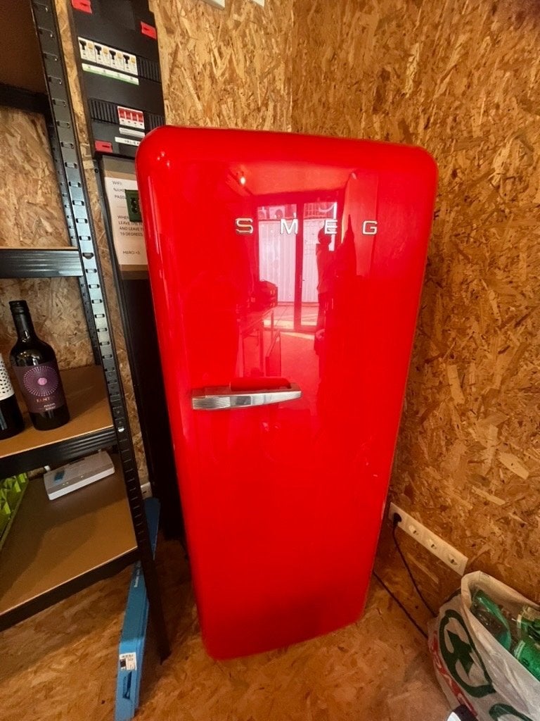 Smeg Koelkast Rood - als nieuw FAB28RRD5, Witgoed en Apparatuur, Koelkasten en IJskasten, Gebruikt, 100 tot 150 liter, 45 tot 60 cm