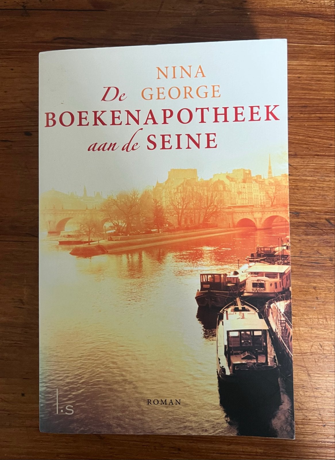 De Boekenapotheek aan de Seine - Nina George (Roman), Ophalen of Verzenden, Gelezen, Europa overig