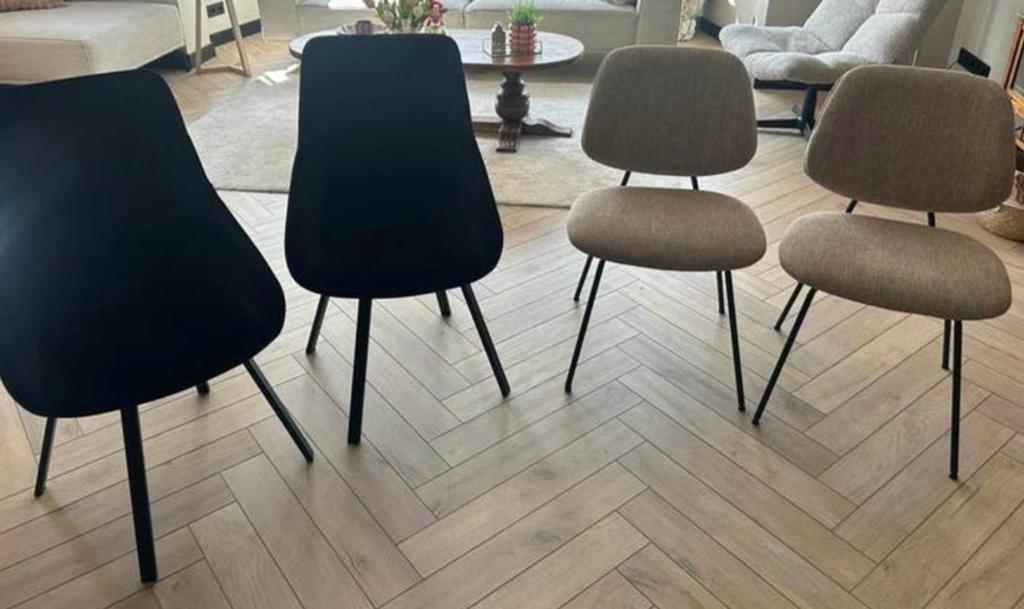 4 eetkamerstoelen. 2x By-Boo (zwart) en 2x Eleonora (Beige), Ophalen of Verzenden, Zo goed als nieuw, Zwart, Vier