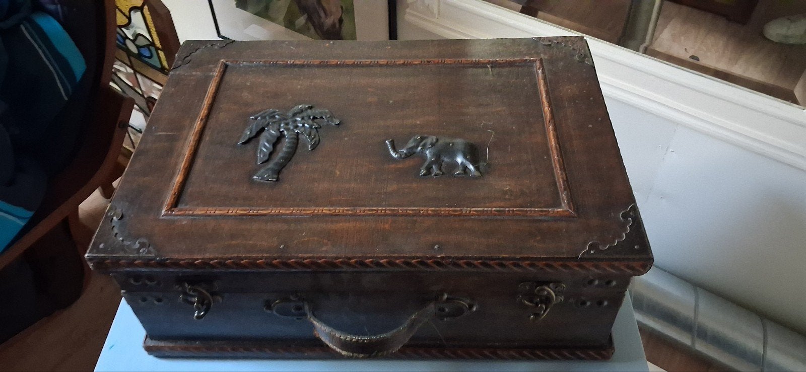Mooie houten koffer met decoratieve metalen details, Huis en Inrichting, Minder dan 50 cm, Gebruikt, Minder dan 50 cm, Ophalen