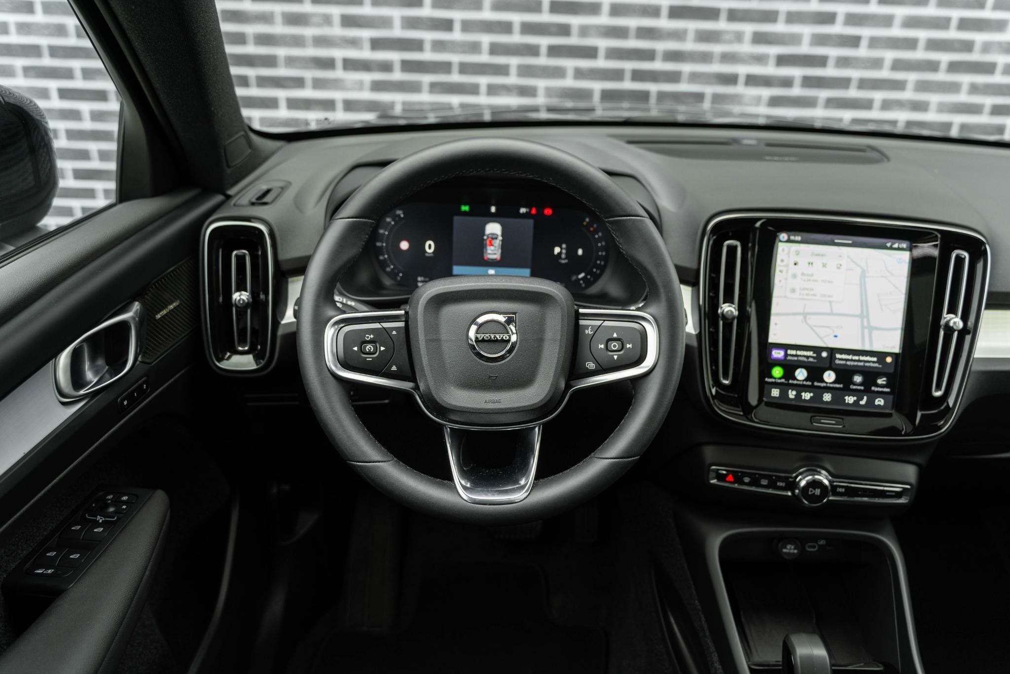 Volvo XC40 2.0 B4 Plus Black Edition | Trekhaak | Lichtmetal, Auto's, Gebruikt, Euro 6, 4 cilinders, Leder en Stof