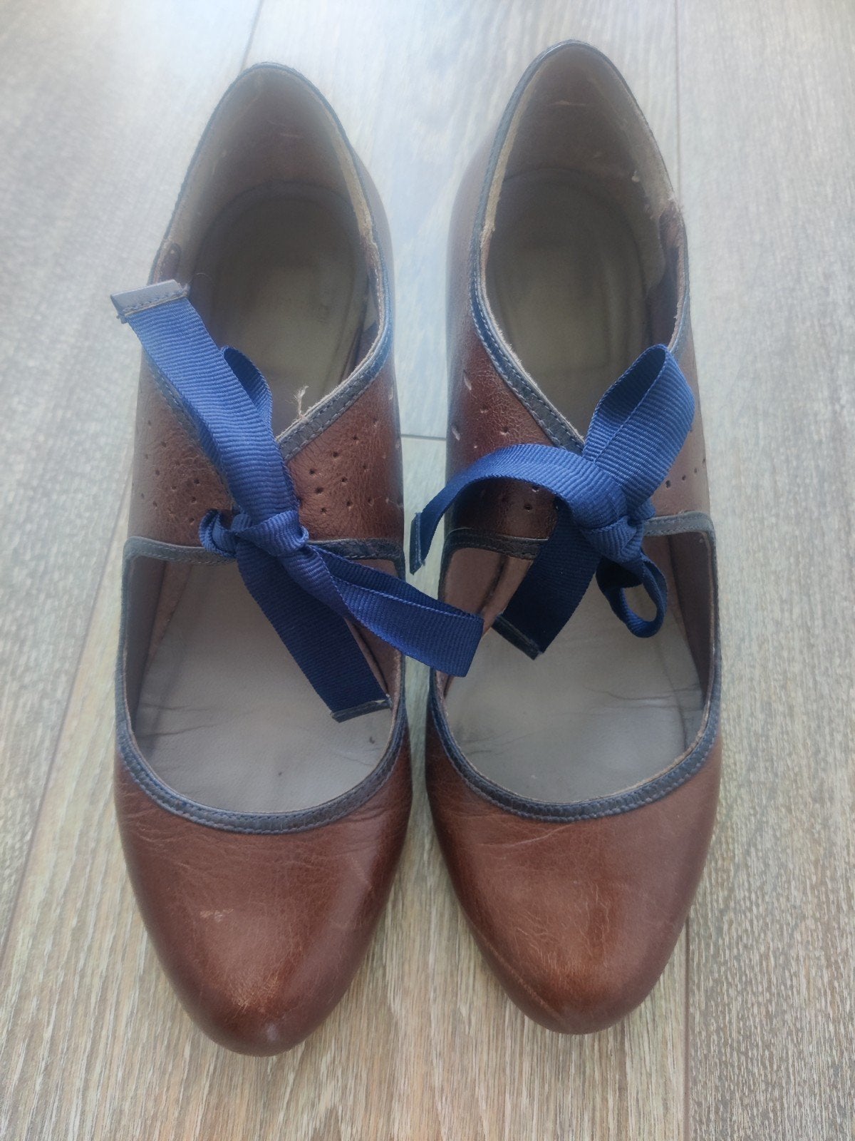 Bruine pumps met blauwe strik (Manfield) maat 38, Ophalen of Verzenden, Zo goed als nieuw, Bruin, Pumps