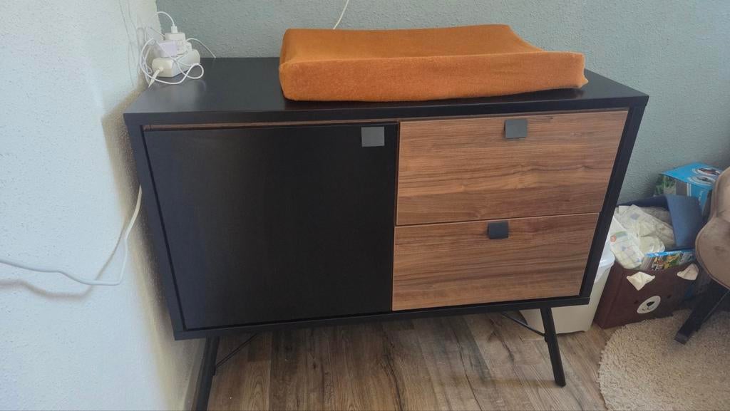Robuuste Commode zwart/bruin, Ophalen, Gebruikt, 50 tot 75 cm, Met deur(en)