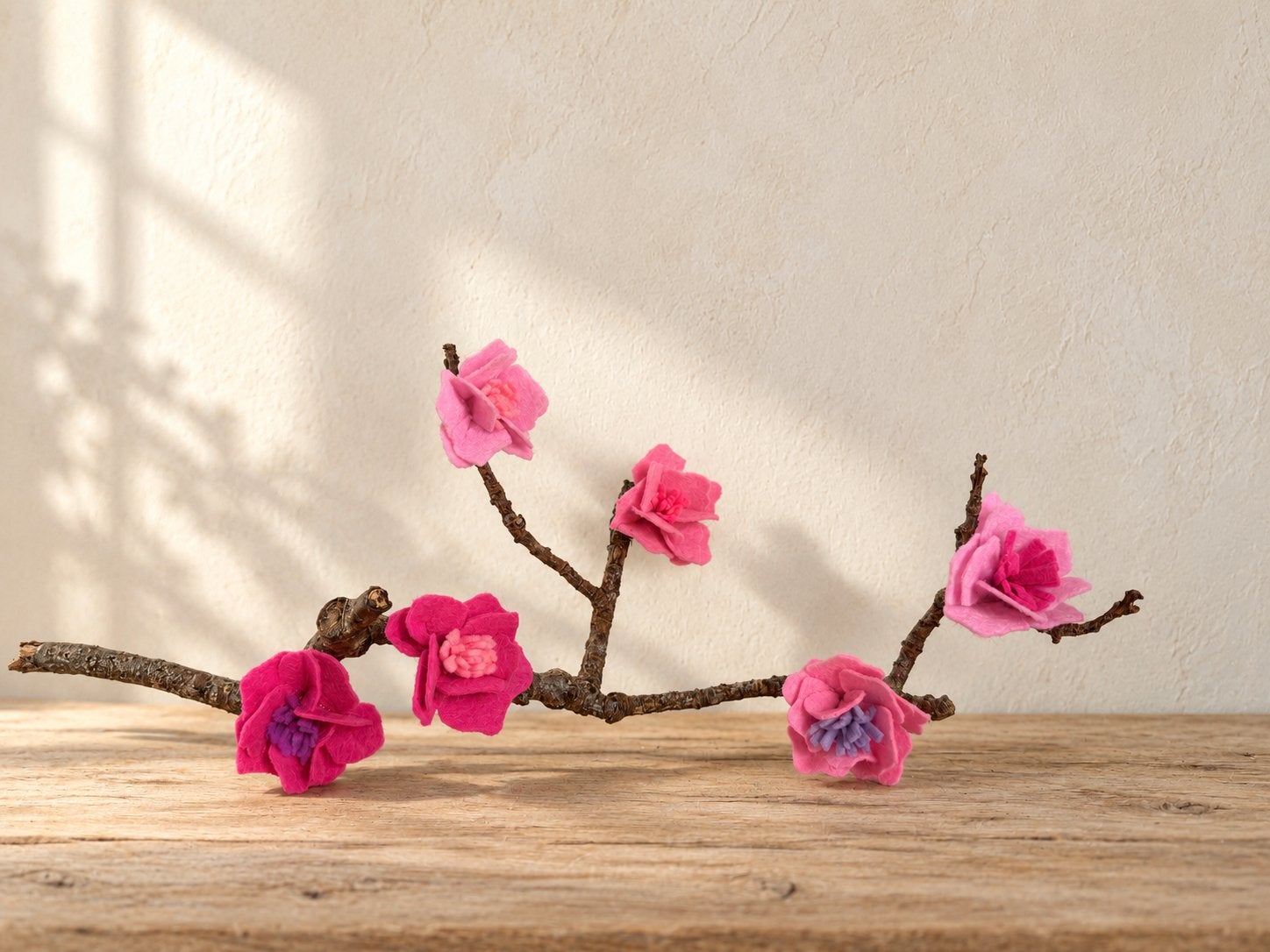 Decoratieve tak met roze vilten bloesem, Huis en Inrichting, Binnen, Roze, Nieuw, Textiel