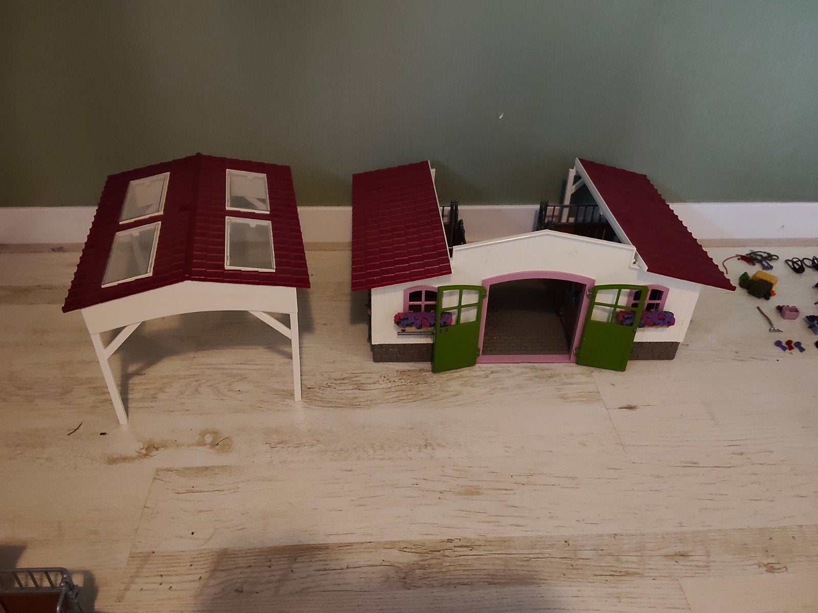Grote Schleich paardenstal met veel paarden en accessoires, Ophalen, Zo goed als nieuw