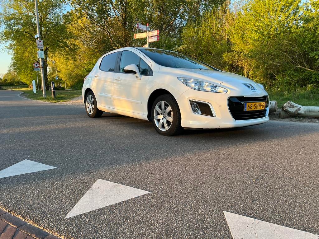 Peugeot 308 1.6 VTI 16V 5-DRS AUT 2011 Wit, Auto's, Peugeot, 1287 kg, 4 cilinders, Wit, 690 kg