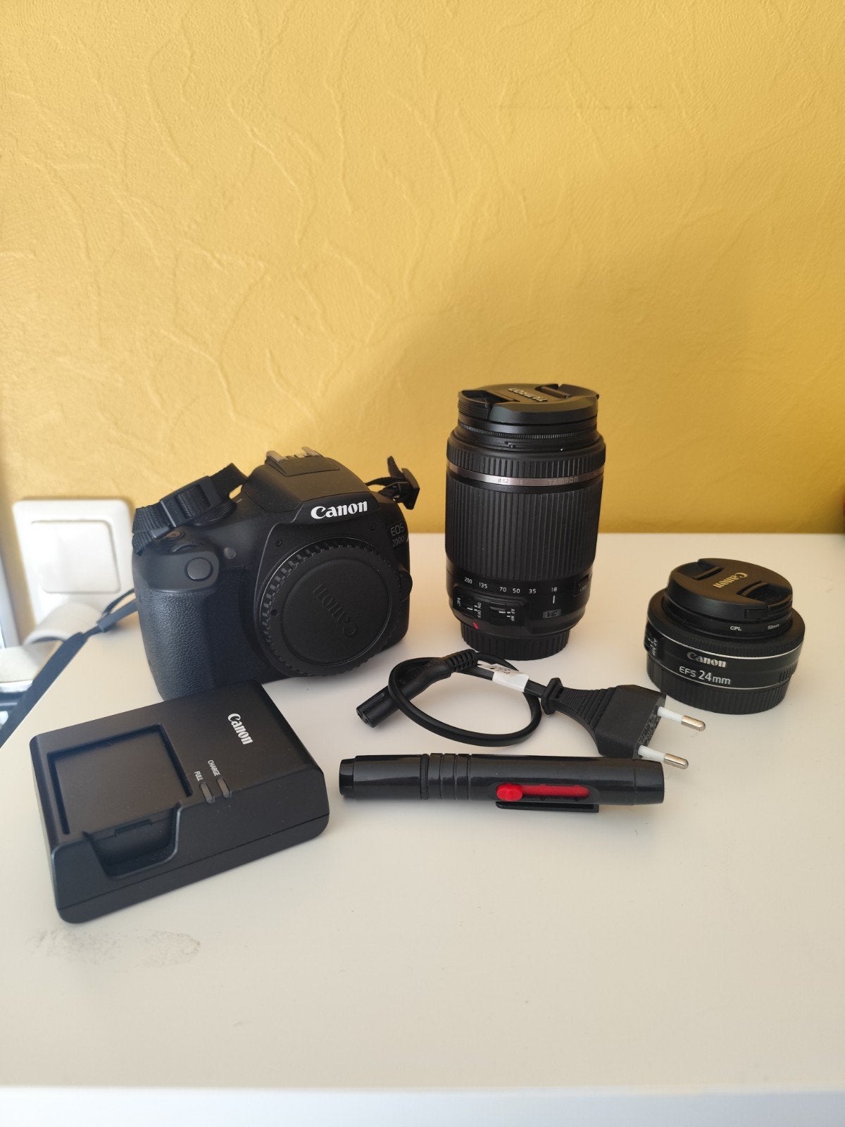 Canon EOS 2000D met Tamron 18-200mm en Canon 24mm f/2.8