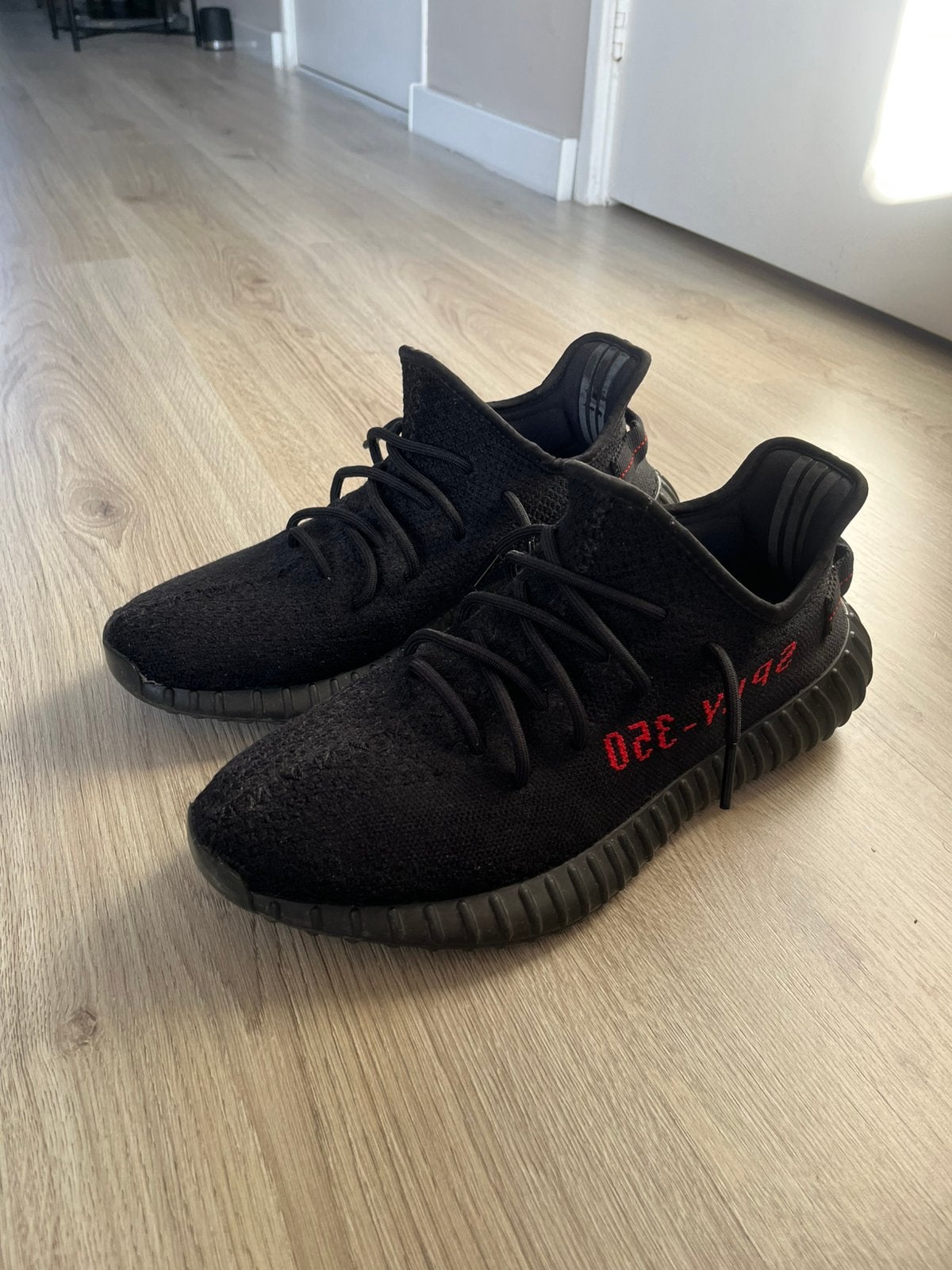 Adidas Yeezy Boost 350 V2 Bred (Black/Red) Zeer nette staat, Kleding | Heren, Schoenen, Ophalen of Verzenden, Zo goed als nieuw