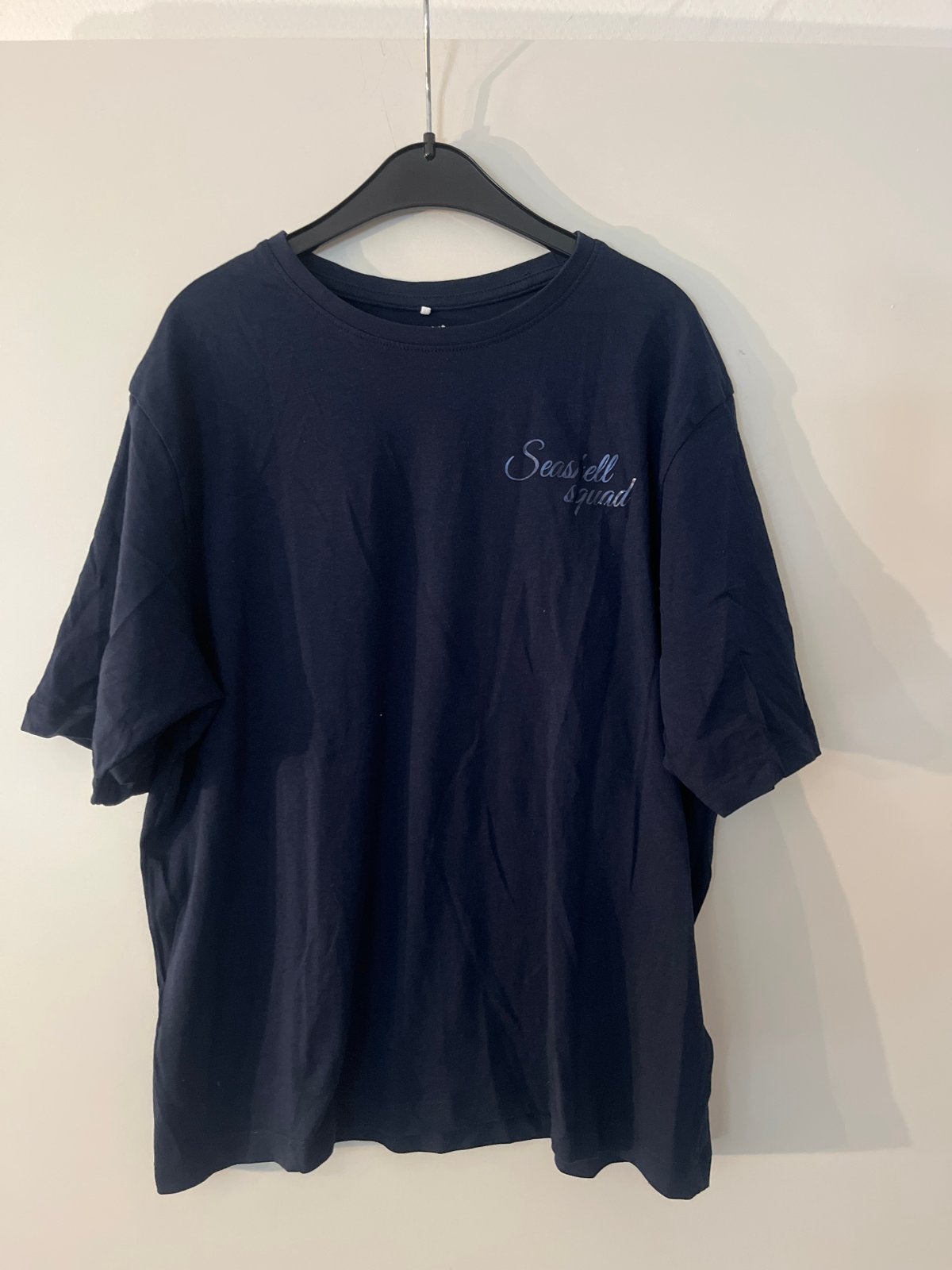 Donkerblauw T-shirt met 'Seashell Squad' opdruk, Verzenden, Gedragen, Maat 52/54 (L), Blauw