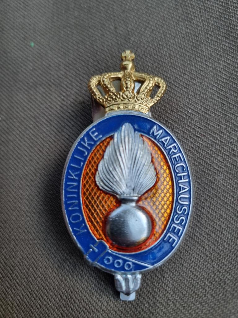 Baretembleem Manschappen koninklijke marechaussee, Ophalen of Verzenden, Marechaussee, Nederland, Embleem of Badge