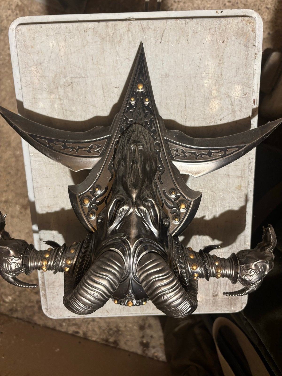 Unieke metalen sculptuur met hoorns en vleugels, Antiek en Kunst, Zilver, Overige onderwerpen, Handgemaakt, 20 - 50 cm