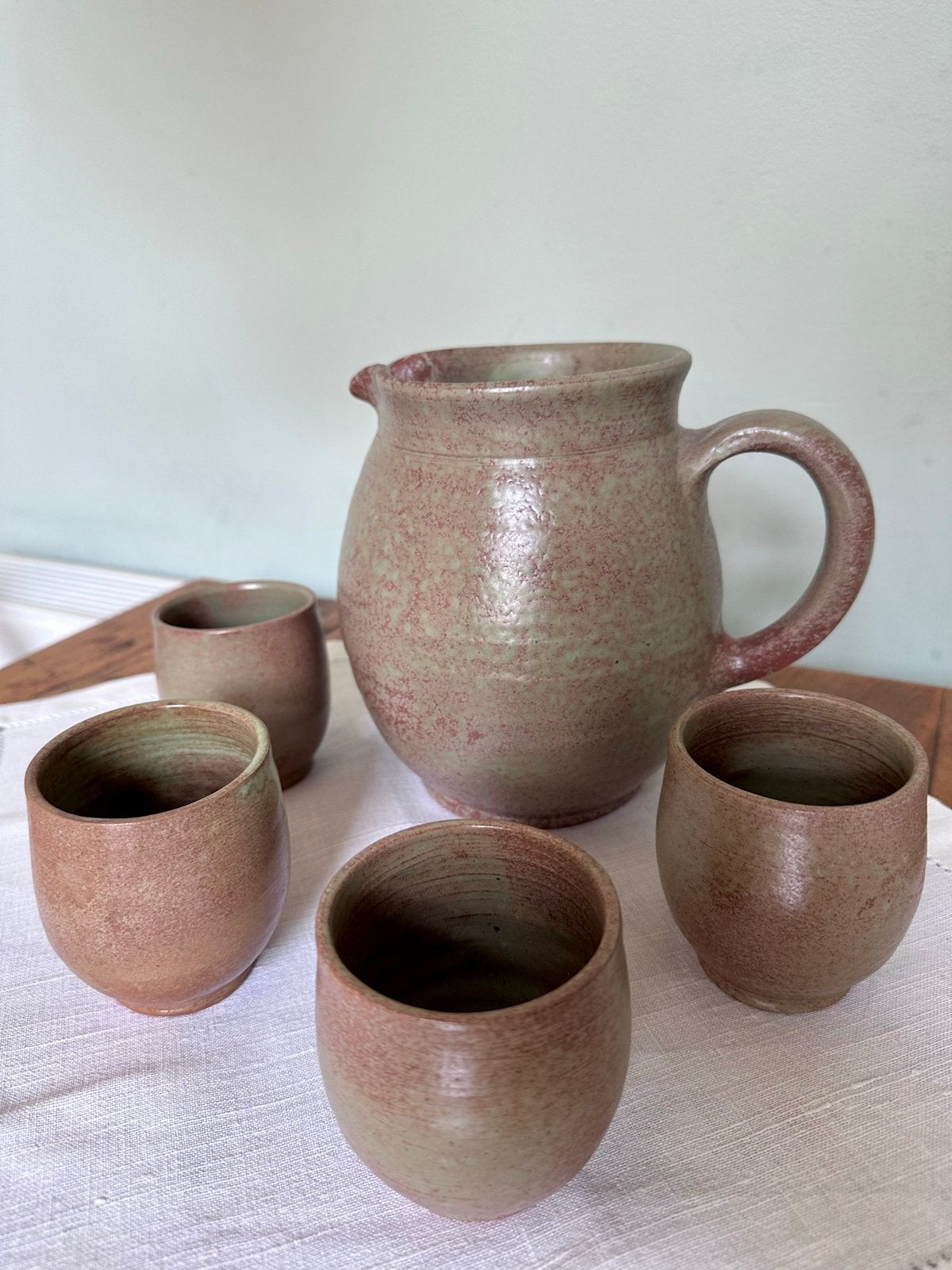 Handgemaakte Aardewerk Water/Wijnkan met 4 Bekers, Antiek en Kunst, Ophalen
